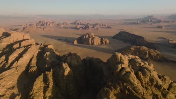 Aerial Panoramic View Wadi Rum Desert Huge Rock Formations Jordan — стоковое видео