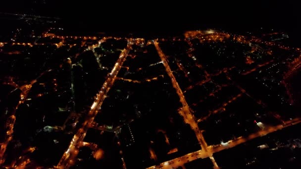 Veduta Aerea All Indietro Della Città Notte Con Strade Illuminate — Video Stock
