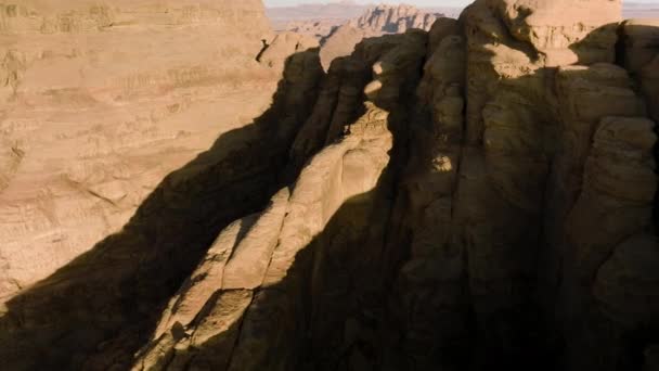 Scenic View Rock Formations Jordaanse Woestijn Wadi Rum Luchtfoto — Stockvideo