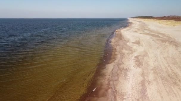 Letecký Pohled Mořské Vlny Narážející Pláže Bílým Pískem Slunečný Jarní — Stock video