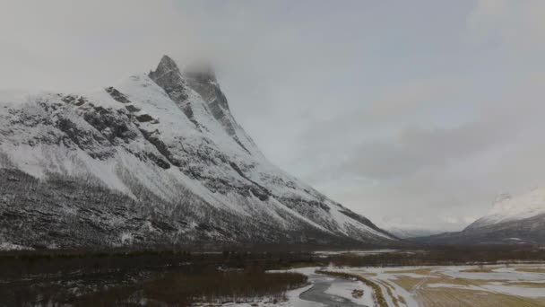 Медленно Летая Над Лесом Заснеженной Горе Отертинден Севере Норвегии Спрятанный — стоковое видео