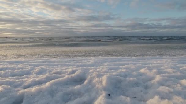 Altın Saat Günbatımında Plajda Buzla Kaplı Deniz Dalgaları Yuvarlanıyor Bulutlu — Stok video