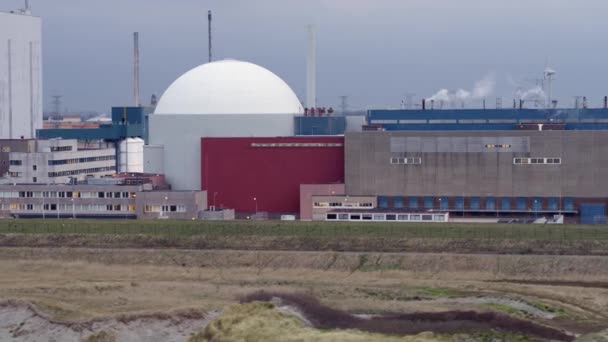 Ίχνη Drone Παράλληλα Τον Πυρηνικό Σταθμό Borssele — Αρχείο Βίντεο
