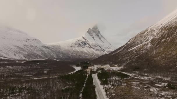 ノルウェー北部のオテルテンデン山へと続く冬の谷道と川 トロムス フィンマルク 4K空中横滑り運動 — ストック動画