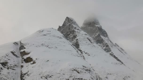 在芬马克特罗姆斯的奥特廷登山上 空中无人驾驶飞机在雪地周围盘旋 挪威北部 山顶隐藏在云中 — 图库视频影像