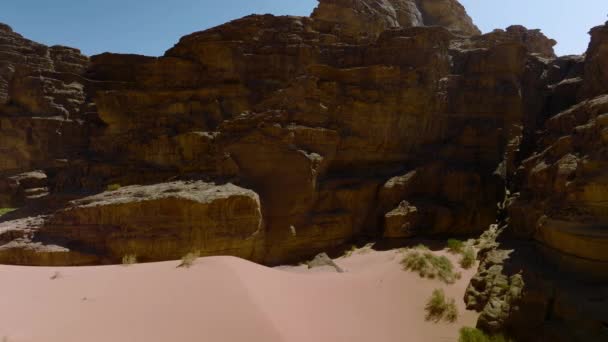 Peak Rocky Canyons Wadi Rum Desert Jordan Aerial Shot — Vídeos de Stock