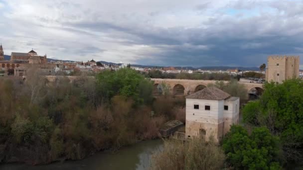 Vzlétající Vzdušný Dron Přes Římský Most Crdobě Španělsko — Stock video