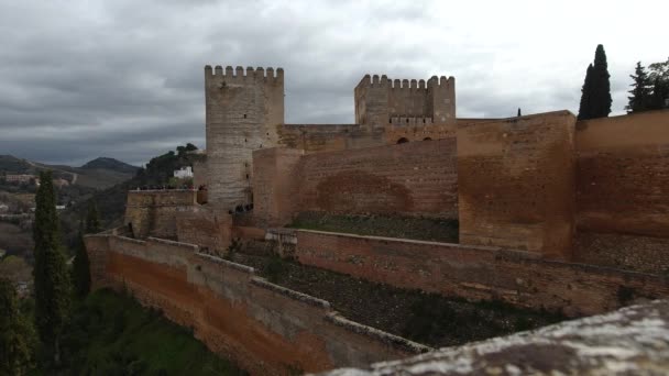 Uitzicht Fort Alhambra Met Grijze Bewolkte Lucht — Stockvideo