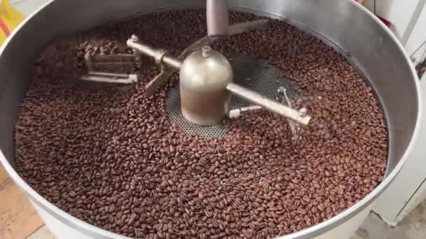 Verse Speciale Koffiebonen Rusten Koeling Mengen Lade Warmte Gelijkmatig Verminderen — Stockvideo