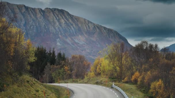 Narrow Asphalt Road Autumn Landscape Mountains Towering Horizon Dark Heavy — Stock Video