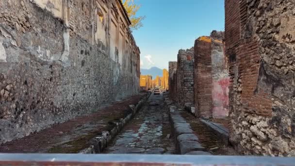 Dolly Forward Shot Old Rustic Street Wall Pompeii Mount Vesuvius — стокове відео