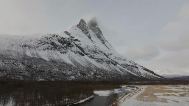 Vliegend Het Bos Rivier Richting Besneeuwde Otertinden Bergtop Noord Noorwegen — Stockvideo