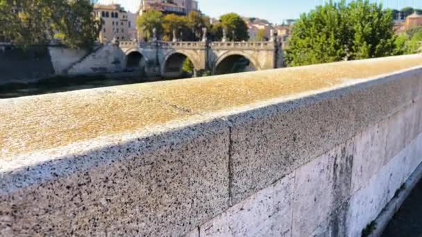Pedestal Até Tiro Rio Tibre Idílico Roma Com Ponte Velha — Vídeo de Stock