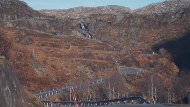 Eine Schmale Asphaltstraße Führt Durch Das Herbstliche Tal Der Norwegischen — Stockvideo