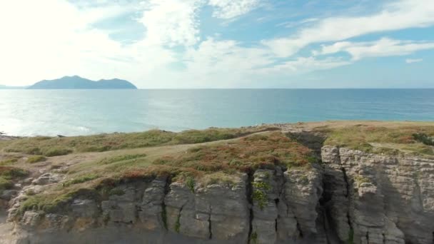 群岛的岩石海岸线和海水撞击海岸线 空中景观 — 图库视频影像