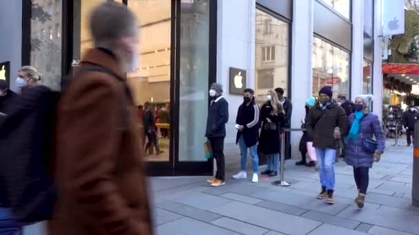 Vue Générale Des Personnes Portant Des Masques Alignés Devant Apple — Video