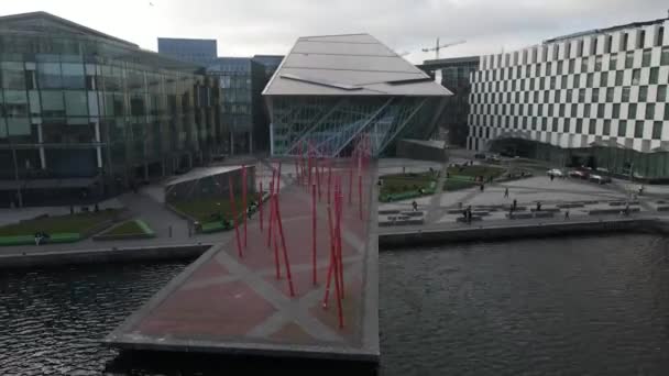 Drone Shot Van Het Bord Gais Theatre Dublin City Centre — Stockvideo