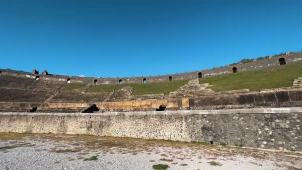 Panning Shot Van Leeg Historisch Amfitheater Van Pompeii Tegen Blauwe — Stockvideo