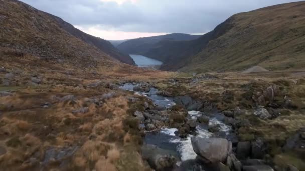 Dağlardan Göle Akan Bir Nehrin Drone Görüntüsü — Stok video