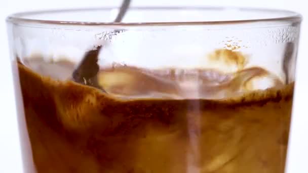 Grani Caffè Istantaneo Che Cadono Bicchiere Acqua Calda Dissolvono Macro — Video Stock