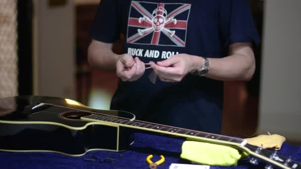 Відновлення Очищення Красивої Чорної Окремої Акустичної Гітари Розмотування Нової Струни — стокове відео