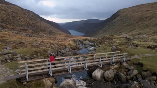 Drone Shot Montagnes Avec Randonneur Masculin — Video