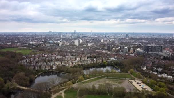 Drone Trekken Terug Vliegen Achteruit Met City London Skyline Verte — Stockvideo