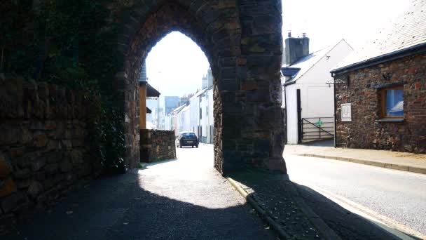 Vehicles Driving Medieval Stone Walled Arch Gateway Conwy Castle — Vídeos de Stock