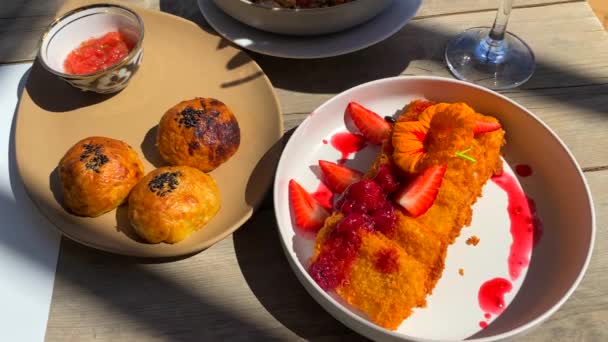 果物とスペインの赤いサングリアのガラスと伝統的なウズベク料理のテーブル おいしい料理と料理とプレート Kショット — ストック動画