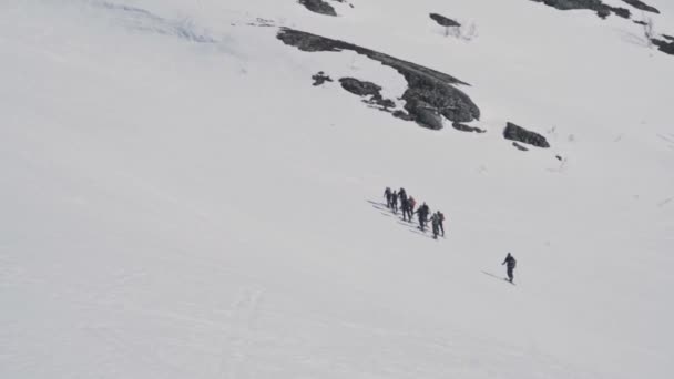 Group Hikers Climbing Snowy Mountain Norway Vatnahalsen Region Aerial View — Vídeo de Stock