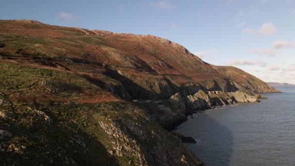 Drone Menembak Tebing Laut Curam Irlandia Pada Hari Yang Cerah — Stok Video