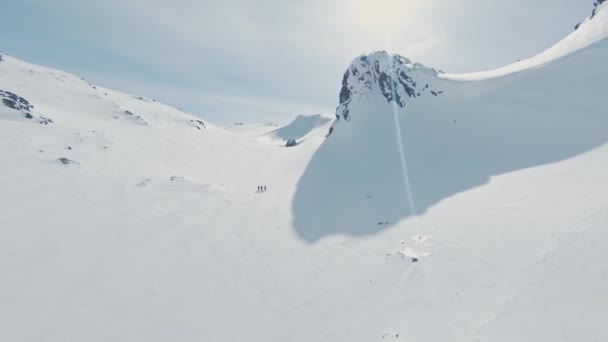 Skiers Hiking Snowy Mountainscape Sunny Day Norway Landscape Aerial View — Stok video