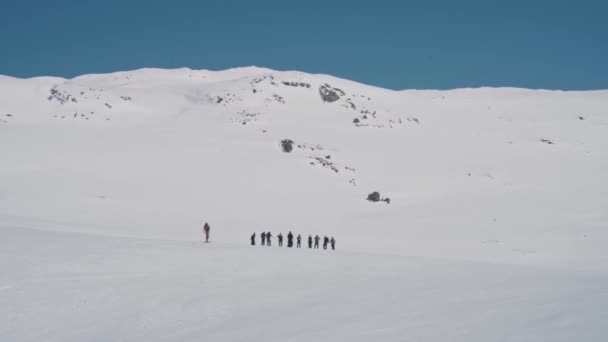 Group Hikers Enjoys Adventure Snowy Norway Vatnahalsen Handheld View — Vídeo de Stock