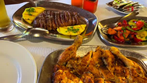 美味的辣食人鱼鸡肉配薯条 熟蔬菜和菠萝牛排 美味的传统葡萄牙巴西菜在餐馆里 4K杯 — 图库视频影像