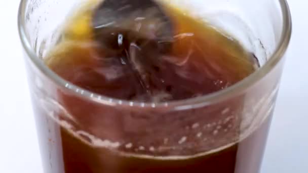 Cuchara Creando Una Bañera Hidromasaje Café Vidrio Transparente Fondo Blanco — Vídeos de Stock