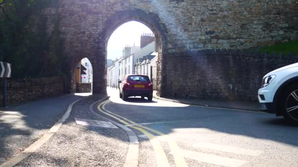 Οχήματα Που Οδηγούν Μέσα Από Μεσαιωνική Πέτρινη Αψίδα Πύλη Conwy — Αρχείο Βίντεο