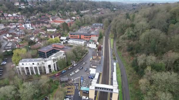 魅力的な駅 サリー英国のドローンの空撮 — ストック動画