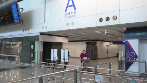 Egy Maszkot Viselő Utas Érkezik Chek Lap Kok Nemzetközi Repülőtér — Stock videók