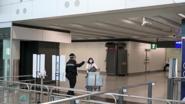 Passengers Wearing Face Masks Arrive Chek Lap Kok International Airport — Vídeo de Stock