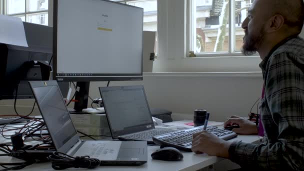 Улыбающийся Бизнесмен Работающий Ноутбуке Домашнем Офисе Мужская Профессиональная Типизация Клавиатуре — стоковое видео