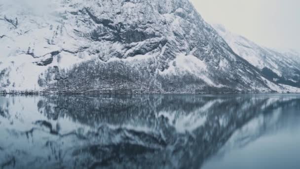 Crystal Clear Lake Mountain Reflection Snow Covered Hill Static View — Stock Video