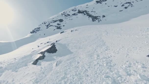 Высокий Снежный Склон Горы Норвегии Лавинными Обломками Вид Воздуха Fpv — стоковое видео