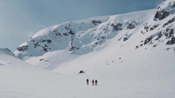 Küçük Bir Grup Insan Norveç Vatnahalsen Bölgesinde Kayak Macerasına Gidiyor — Stok video