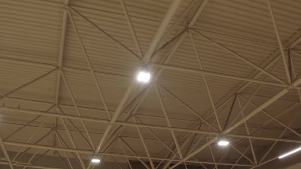 Neue Led Leuchten Der Dachkonstruktion — Stockvideo