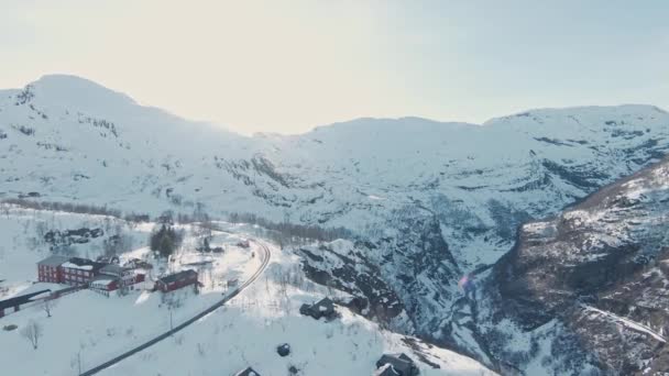 Krommige Spoorweg Kleine Stad Omgeven Door Majestueuze Winter Noorwegen Vatnahalsen — Stockvideo
