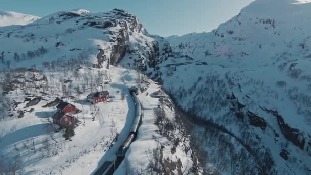 挪威的Vatnahalsen 神奇的冬季列车从雄伟的山景到隧道之间高速行驶 空中景观 — 图库视频影像