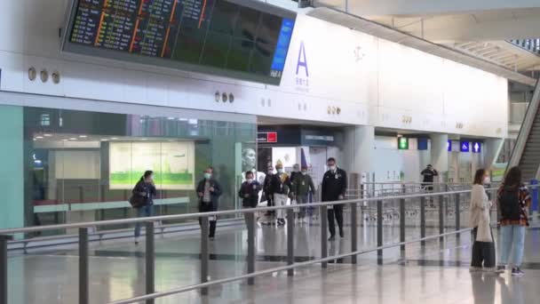 Passagiere Mit Mundschutz Erreichen Die Ankunftshalle Des Chek Lap Kok — Stockvideo