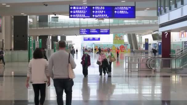 Passagiere Der Ankunftshalle Des Chek Lap Kok International Airport Hongkong — Stockvideo