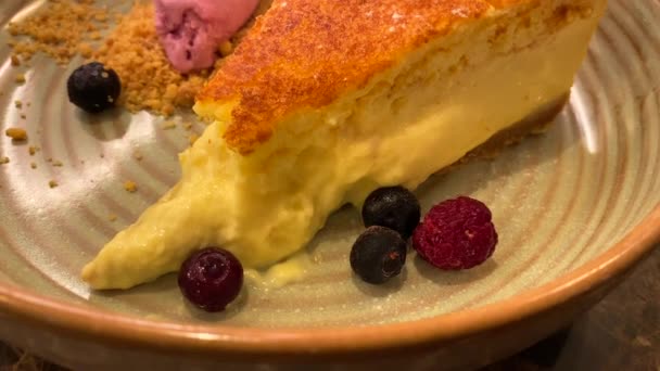 Traditional Spanish Burnt Basque Cheesecake Berries Ice Cream Creamy Sweet — Stock Video