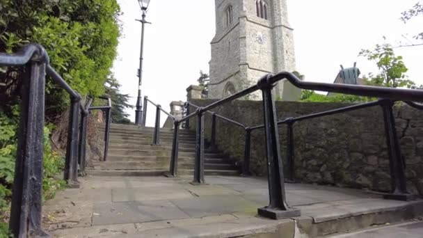 Oude Trappen Naar Kerk Engeland — Stockvideo